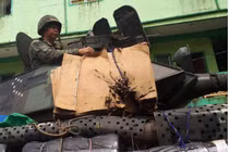 Khó đỡ: Philippines bọc bìa giấy cho xe thiết giáp chống IS