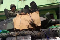 Khó đỡ: Philippines bọc bìa giấy cho xe thiết giáp chống IS