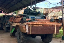 Sợ súng B40, Philippines bọc…gỗ, giấy cho xe thiết giáp