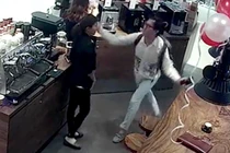 Ngoài Khánh Casa, những đại gia Việt nào từng hành hung nhân viên?