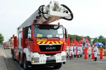 Ngoạn mục cảnh sát miền Trung cứu hộ cứu nạn