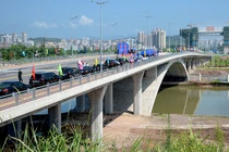 Cận cảnh cây cầu Bắc Luân II nối Việt Nam - Trung Quốc