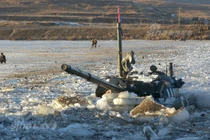 Mục kích ông Kim Jong-un chỉ đạo xe tăng vượt sông băng