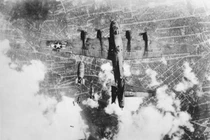 Đau lòng cảnh máy bay ném bom bị bắn hạ trong CTTG2 (2)