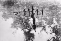 Đau lòng cảnh máy bay ném bom bị bắn hạ trong CTTG2 (2)