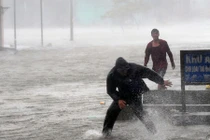 Kinh hoàng sức mạnh của bão số 10 càn quét miền Trung