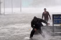 Kinh hoàng sức mạnh của bão số 10 càn quét miền Trung