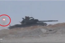 Tuyệt vời: Trúng TOW, xe tăng T-62M vẫn sống sót ở Syria