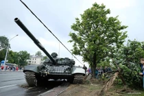 Húc cột điện, xe tăng T-72 nhận cái kết đau điếng