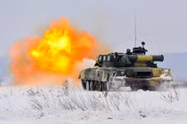 Mục kích xe tăng T-80U tập trận bảo vệ Moscow 