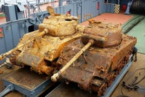 Kỳ tích: Chìm dưới nước 72 năm, xe tăng Sherman vẫn nguyên vẹn