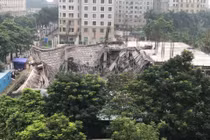 Nóng: Trường Mầm non Vườn Xanh ở KĐT Mỹ Đình sập trong đêm 