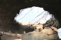 Chốn trong hầm, xe tăng IS vẫn bị bom Nga hủy diệt