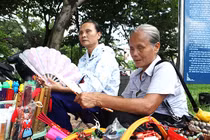 Ảnh: Tóc bạc trắng, tuổi cao, lưng còng vẫn mưu sinh