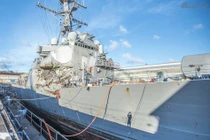 Biến dạng kinh hoàng thân siêu hạm Mỹ bị tàu hàng tông