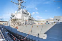 Biến dạng kinh hoàng thân siêu hạm Mỹ bị tàu hàng tông