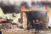 Cháy dữ dội ở kho hàng cảng Bạch Đằng, Hà Nội