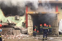 Cháy dữ dội ở kho hàng cảng Bạch Đằng, Hà Nội