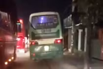 Toát mồ hôi xem clip xe buýt “làm xiếc” trên Quốc lộ 1