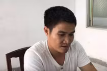 Camera tố gã đàn ông “khủng bố” con nợ bằng…mắm tôm