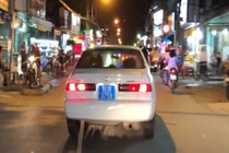 Người lái xe biển xanh 80B giả “đổ thừa” còi hú do con nhỏ bấm