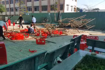 Sập giàn giáo tổ chức lễ 20/11, nhiều học sinh bị thương