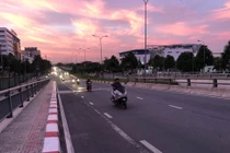 Người đi xe máy chê đường 600 triệu để thách thức tử thần?