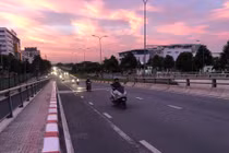 Người đi xe máy chê đường 600 triệu để thách thức tử thần?