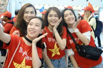 Cổ động viên “nhuộm đỏ” sân bay lớn nhất Miền Nam