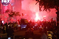 Việt Nam thắng Philippines, CĐV TP HCM đốt pháo sáng trên phố