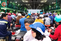 Người dân ùn ùn đổ về phà Cát Lái trước giờ ngưng hoạt động