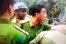 Xôn xao clip thiếu tá Công an đòi cởi cảnh phục “tay đôi” với dân