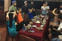 Kỳ lạ nhóm giang hồ đánh đập tàn nhẫn, dẫn “con nợ” đi nhậu!