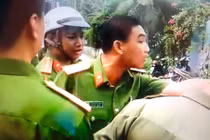 Xôn xao clip thiếu tá Công an đòi cởi cảnh phục “tay đôi” với dân