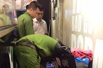 “Vật thể lạ” bay vào quán trà sữa gây tiếng nổ kinh hoàng