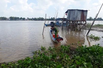 Đau lòng chứng kiến mẹ ôm con nhỏ chết trong sà lan