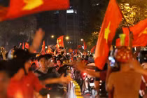 Đêm trắng nhuộm đỏ Sài Gòn mừng tuyển Việt Nam đẹp “chưa từng thấy“