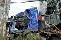 Hiện trường kinh hoàng xe tải tông container trên QL14