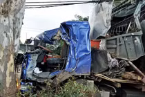 Hiện trường kinh hoàng xe tải tông container trên QL14