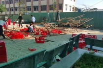 Sập giàn giáo tổ chức lễ 20/11, nhiều học sinh bị thương