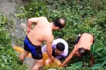 Đang đi đám cưới, trung tá công an kịp cứu người tự tử