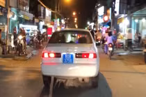 Ôtô biển xanh hú còi, bật đèn ưu tiên đến... công ty bất động sản