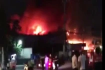 Trắng đêm cứu hỏa cửa hàng nệm, nội thất cháy, nổ “như bom”