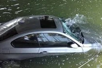 Ô tô rơi xuống nước, hãy nhớ 5 bước để tự cứu mình