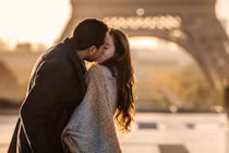 Nụ hôn giúp làm sạch răng miệng thế nào?