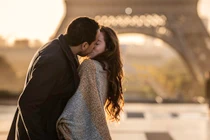 Nụ hôn giúp làm sạch răng miệng thế nào?