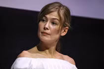 Cách nào để sở hữu bờ vai mảnh dẻ như Rosamund Pike?