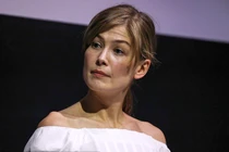 Cách nào để sở hữu bờ vai mảnh dẻ như Rosamund Pike?