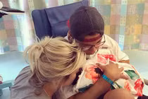 Bé gái 12 ngày tuổi qua đời vì "nụ hôn tử thần" từ người lớn