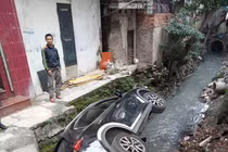 Nữ tài xế lái Mazda CX5 lao thẳng xuống mương nước thải